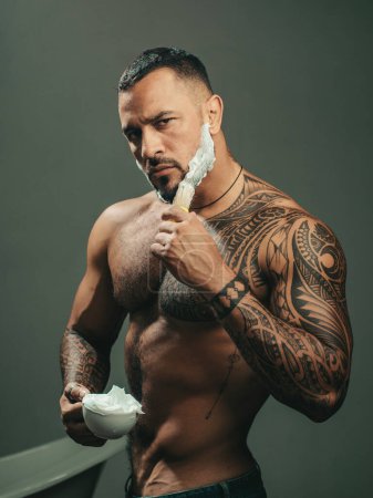 Foto de Hombre afeitado con crema de espuma en la cara. Guapo sexy hombre afeitándose - Imagen libre de derechos