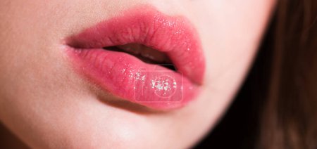 Téléchargez les photos : Des lèvres de beauté naturelle. Lèvres de femme avec rouge à lèvres rose. Les femmes sensuelles ouvrent la bouche. Lèvres rouges à lèvres brillantes. Gros plan, macro avec de belles bouches - en image libre de droit