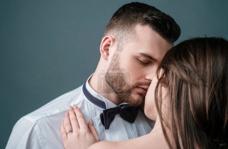 Téléchargez les photos : Gros plan de beaux baisers passionnés de couple sexy. Jeune copine et petit ami - en image libre de droit