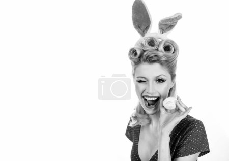 Foto de Tarjetas de Pascua. Sexy modelo vestida con traje de conejito. Pin de Semana Santa. Mujer pinup en orejas de conejo con huevo de Pascua. Una mujer encantadora disfrazada de conejo. Feliz Pascua. Mujer conejita - Imagen libre de derechos