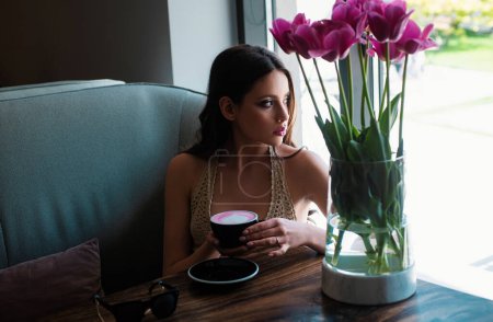 Foto de Chica de la moda disfruta del café en coffeeshop. capuchino americano latte espresso - Imagen libre de derechos