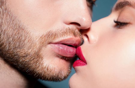 Téléchargez les photos : Homme avec des baisers de femme, macro, recadré de visage. Un couple sensuel s'embrassant. Embrasser les lèvres amoureux - en image libre de droit