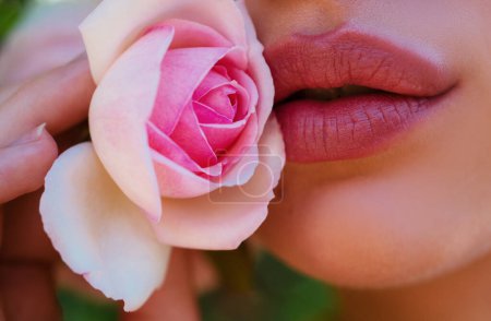 Foto de Labios con primer plano de rosa. Labios rosas. Pintura natural de los labios. Labios sensuales en hermosa modelo de las niñas boca. Maquillaje de belleza de cerca. Flujos de primavera - Imagen libre de derechos