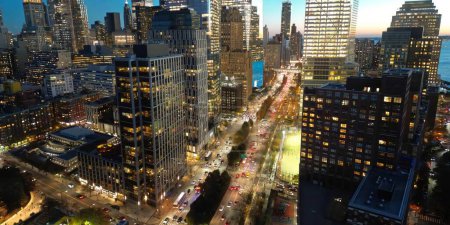 Foto de Nueva York Manhattan al amanecer. Nueva York de noche. NYC Vista aérea nocturna de Nueva York. skyline de Nueva York con WTC. Monumentos famosos, rascacielos skyline. Tráfico nocturno en la gran ciudad - Imagen libre de derechos