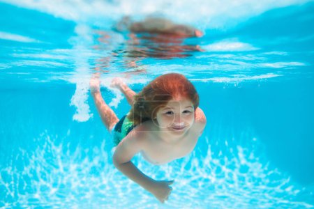 Téléchargez les photos : Vacances d'été avec les enfants. Enfant sous-marin nage dans la piscine, enfant sain nageant et s'amusant sous l'eau - en image libre de droit