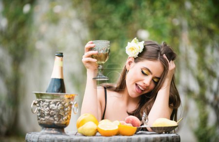 Foto de Foto de una mujer positiva increíble al aire libre bebiendo champán. Mujer sensual italiana o hispana con vino espumoso de champán - Imagen libre de derechos