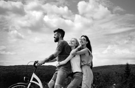 Téléchargez les photos : Aventure de groupe avec bonheur et sourire. Femme à vélo sur la route le long du sentier sur la montagne. Camping, concept d'aventure jungle - en image libre de droit
