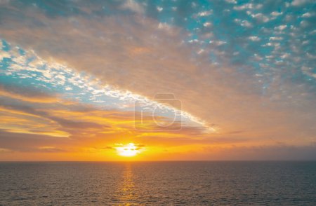 Téléchargez les photos : Lever de soleil sur la mer et beau paysage nuageux. Coucher de soleil coloré plage océan - en image libre de droit