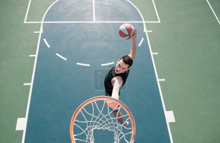 Téléchargez les photos : Basketteur caucasien de l'équipe en action, mouvement en saut. Concept de sport, mouvement, énergie et mode de vie dynamique et sain. Entraînement, pratique - en image libre de droit