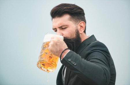 Foto de Barman sosteniendo una pinta de cerveza. Hipster hombre bebiendo cerveza - Imagen libre de derechos