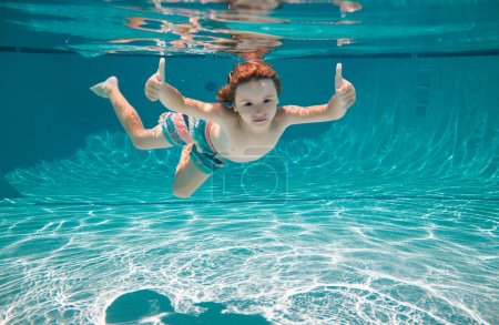 Foto de Niño bajo el agua nadar bajo el agua. Niño nadando y buceando bajo el agua en la piscina. Vacaciones de verano en familia con niños. Actividades subacuáticas para niños - Imagen libre de derechos