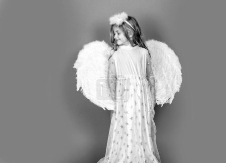 Foto de Niña ángel con alas blancas y halo de ángeles, día de San Valentín. Niños angelicales. Pequeña tarjeta de felicitación princesa - Imagen libre de derechos