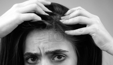 Téléchargez les photos : Jeune femme est très contrariée à cause de la perte de cheveux. Coupe de cheveux et soins capillaires sains. Problème sérieux de perte de cheveux pour le shampooing de soins de santé - en image libre de droit