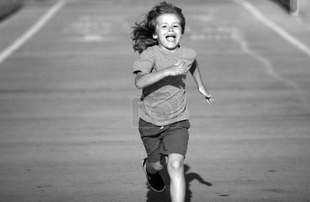 Foto de Chico alegre corriendo a la escuela. Carrera de niños - Imagen libre de derechos