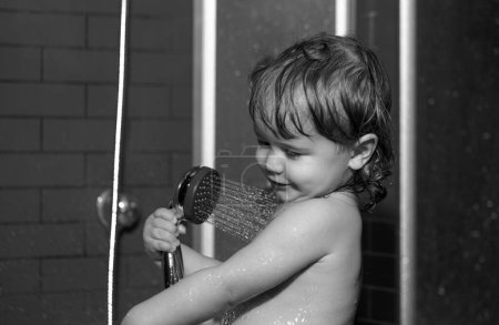 Foto de Chico divirtiéndose al baño. Lindo bebé niño disfrutando de baño y bañado en el baño - Imagen libre de derechos