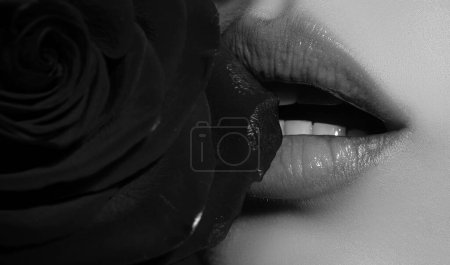 Téléchargez les photos : Lèvres pleines sexy avec rose rouge. Gloss des lèvres et de la bouche des femmes. Lèvres sensuelles - en image libre de droit