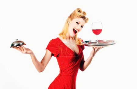 Téléchargez les photos : Restaurant rétro servant. Épingler fille avec du vin et plateau de service - en image libre de droit