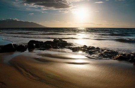 Téléchargez les photos : Plage d'Hawaï. Coucher de soleil. Fond marin, nature de plage tropicale d'été avec des rayons de soleil. Plage de sable, eau de mer avec espace de copie, concept vacances d'été - en image libre de droit