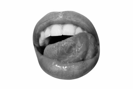 Téléchargez les photos : Léchage des lèvres sexy, bouche ouverte avec lèvres féminines rouges et icône de la langue. Isolé sur blanc - en image libre de droit