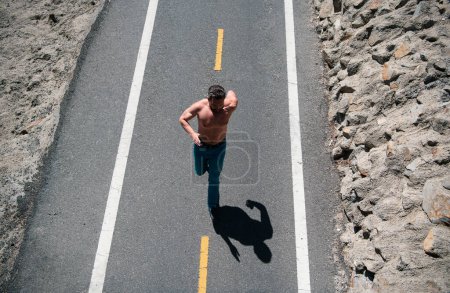 Foto de Un corredor deportivo corriendo en verano. Vista superior del deportista corriendo por la calle. concepto de estilo de vida saludable - Imagen libre de derechos