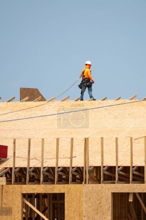Foto de Viga de techo de madera de marco. Techo de la casa en la construcción. Roofer trabajando en la estructura del techo del edificio en el sitio de construcción. Vigas de techo de madera - Imagen libre de derechos