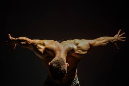 Foto de Hombre Torso Muscular. Cuerpo sexy. Muscle and Power Athletic Gay Posing Naked. Man Power. Hombros y músculos de espalda perfectos. Hombre muscular mostrando fuerza, Vista trasera. Cuerpo sexy. Hombros de poder fuerte - Imagen libre de derechos