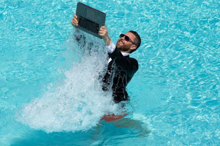 Photo for Crazy business man relaxing in suit on swimming pool. Summer vacation, business on sea beach. Summer rest, business people concept. Wealthy business man relaxing in swimming pool. Remote work - Royalty Free Image