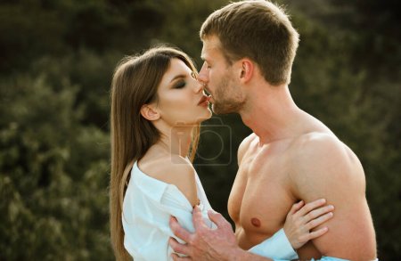 Téléchargez les photos : Un baiser sensuel. Un jeune couple amoureux passe du temps ensemble. Homme embrassant et allant embrasser femme sensuelle - en image libre de droit