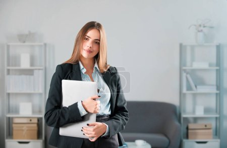 Foto de Retrato de una joven contadora de negocios vestida formalmente en el lugar de trabajo de la oficina. Administradora exitosa, hermosa secretaria - Imagen libre de derechos