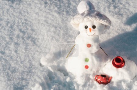 Téléchargez les photos : Bonhomme de neige. Bonhomme de neige en bonnet tricoté hiver. Contexte pour la conception de Noël - en image libre de droit