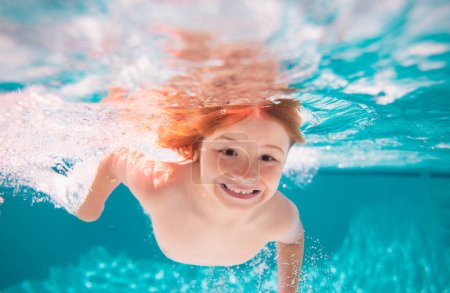 Foto de Niño nadando en la piscina bajo el agua. Niño nadando bajo el agua en el mar. Juego acuático, actividad deportiva al aire libre saludable para niños - Imagen libre de derechos