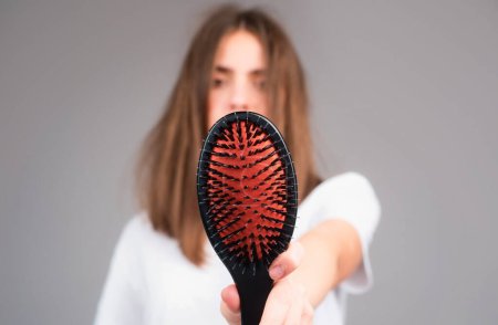 Foto de Mujer preocupada por la pérdida de cabello. Caída de cabello problema - Imagen libre de derechos