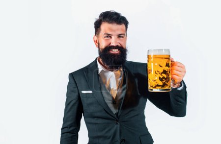 Foto de Hombre feliz en traje clásico sosteniendo vaso con cerveza en la mano. Hombre sonriente con cerveza. Cantinero, cervecero feliz - Imagen libre de derechos