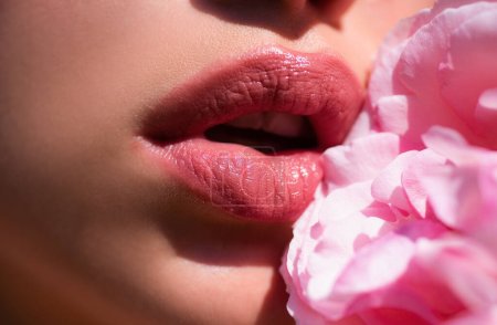 Foto de Labios con lápiz labial de cerca. Sensual mujer labios con rosa - Imagen libre de derechos