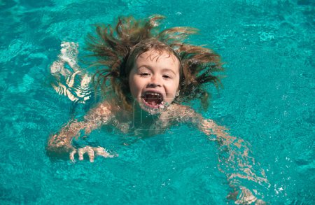 Téléchargez les photos : Détendez-vous dans la piscine d'été. Enfants vacances d'été concept - en image libre de droit