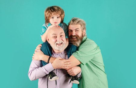 Foto de Abuelo padre e hijo abrazando y abrazando aislados. Concepto del día de los padres. Hombres en diferentes edades abrazando la unión. Abrazo de ternura familiar, amor infantil, cariñoso - Imagen libre de derechos