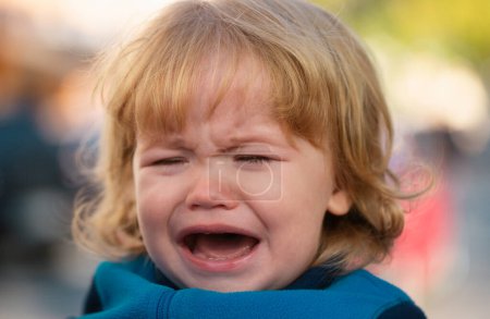 Téléchargez les photos : Pleure bébé. Gros plan portrait d'un enfant qui pleure - en image libre de droit