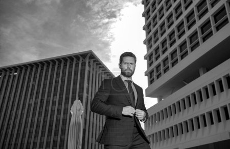 Téléchargez les photos : Homme d'affaires confiant près des immeubles de bureaux. Portrait d'homme d'affaires - en image libre de droit