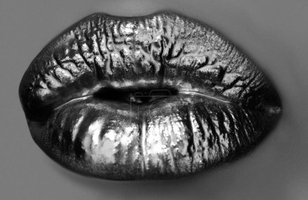 Foto de Pintura dorada en los labios. Labios dorados, boca de mujer sensual - Imagen libre de derechos