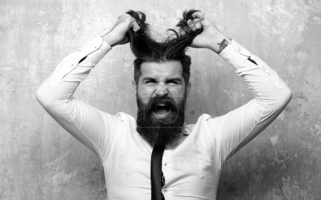 Téléchargez les photos : Coiffure drôle, coupe de cheveux moderne. Homme barbu excité avec barbe, gay barbu. Concept de salon de coiffure. Hommes en colère - en image libre de droit