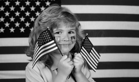 Téléchargez les photos : Jour de l'indépendance 4 juillet. États-Unis d'Amérique et concept enfants. Le 4 juillet, jour de l'indépendance des Etats-Unis. Enfant avec la joue du drapeau américain. Jour commémoratif - en image libre de droit