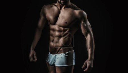Foto de Sexy modelo masculino con torso desnudo desnudo. Sexy joven guapo hombre desnudo sobre fondo oscuro. Seductor gay - Imagen libre de derechos