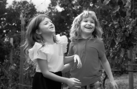 Foto de Lindos y sonrientes niños riendo jugando al aire libre. Retrato de dos niños felices en el parque de verano - Imagen libre de derechos