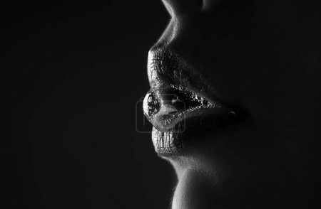 Foto de Boca abierta femenina de primer plano con película de saliva. La saliva gotea de la boca erótica - Imagen libre de derechos