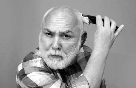Foto de Cortes de pelo de hombre gris. Peluquero hombre calvo, calvicie madura y concepto de pérdida de cabello - Imagen libre de derechos