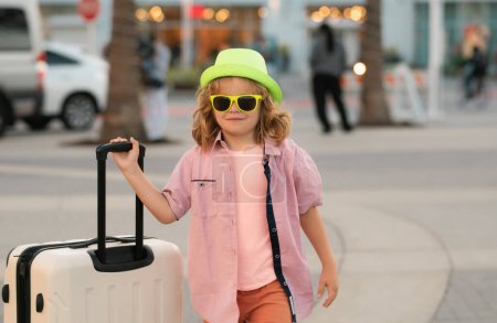 Foto de Niño que va en viaje de verano, la celebración de equipaje bolsa de viaje al aire libre - Imagen libre de derechos