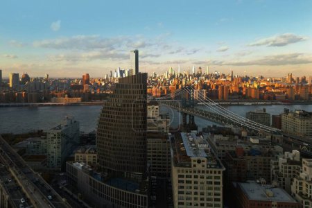 Foto de Skyline de la ciudad de Nueva York. Edificios de Nueva York. Edificios de Nueva York. Skyline de Nueva York. Paisaje urbano panorámico sobre rascacielos inferiores de Manhattans. Brooklyn en el centro. Edificios de Brooklyn en Nueva York - Imagen libre de derechos