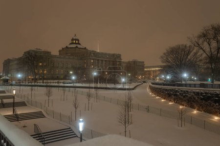 Téléchargez les photos : Neige à Washington DC Hiver à Washington DC. Capitole. Chute de neige à Washington. Tournage nocturne du district de Columbia. Météo hivernale. Chute de neige aux États-Unis. Tempête de neige, mauvais temps - en image libre de droit
