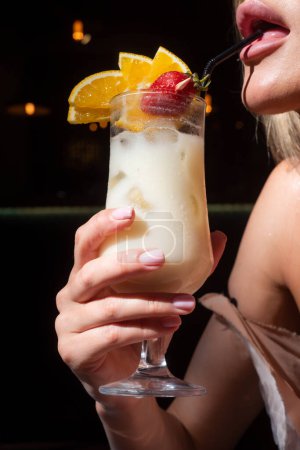 Téléchargez les photos : Sexy lady drink cocktait. Lèvres féminines sensuelles avec boisson estivale. Fermer la paille dans la bouche. Cocktail de jus d'été. La paille dans les lèvres goûte un cocktail frais. lèvres femme sexy - en image libre de droit