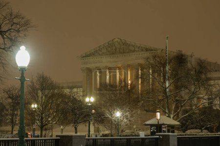 Foto de Corte Suprema de los Estados Unidos en invierno. Foto nocturna de la Corte Suprema de los Estados Unidos en Washington DC en la nieve. Edificio SCOTUS en la nieve. Capitolio de invierno, Washington DC - Imagen libre de derechos